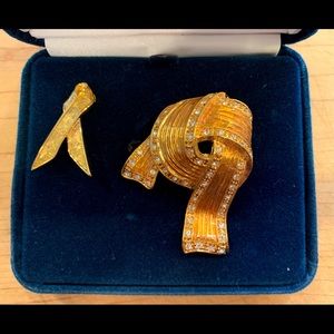 Vintage Jackie Kennedy yellow ribbon Brooch set